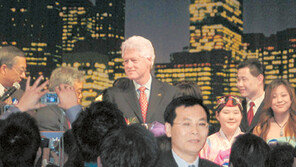 “힐러리를 부탁” 한인식당 온 클린턴, 20만달러 모금