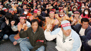 反FTA시위 휴일 도심 마비…7000여명 도로 점거