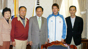 이명박 “몰래 뱀가루 먹여가며 수영 가르쳐…”