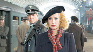 귓전을 울리는 불편한 메시지 “아무도 믿지 말라”… ‘블랙북’