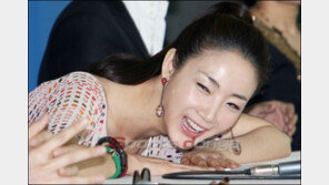 [포토]웃다 쓰러진 최지우