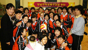 백구에 사랑 담아…강남구 女배구단, 등생 지도하고 장학금도