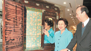 이배용 이대총장, 본보창간 10주년 때 받은 장롱 기증