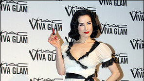 ‘스트립 여왕’  디타 본 티즈  “안전한 섹스 우선”