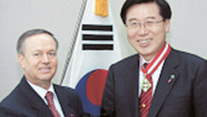 외대 박철 총장-김성기 부총장, 루마니아 국가 최고훈장 받아