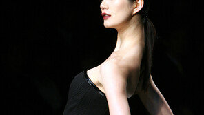 [포토]살짝 뒤로 누워 라인살리기