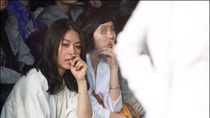 [포토]옥주현 ‘패션쇼 삼매경’에 손가락은 왜?