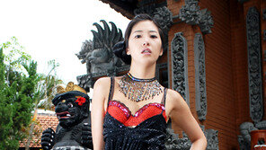 [포토]레이싱모델 김유연 슬립차림 ‘늘씬 각선미’