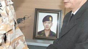 “자네들이라도 왔으니…” 故윤장호 하사 집 위문