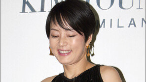 [포토]어깨 드러낸 장미희 ‘부끄 부끄’