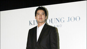 [포토]새신랑 류진 ‘패션쇼 나들이’