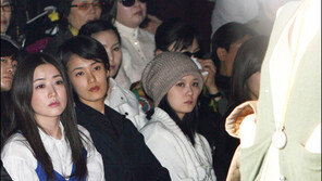 [포토]패션쇼 관람중인 최정원의 ‘아찔’ 초미니