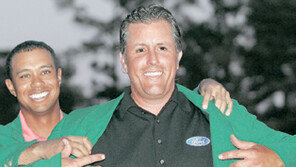 우즈 “미켈슨, 그린재킷 돌려줘”