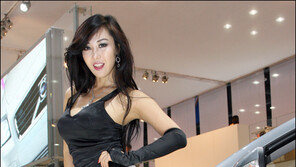 [포토]황시내,  섹시 허벅지 ‘살짝’