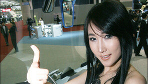 [포토]미녀 운전사… ‘이 버스 탈래요’