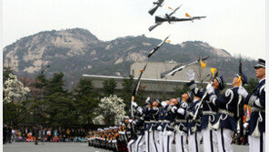 칼 같은 의장대 동작시범 “죽을 고생 했겠지?”