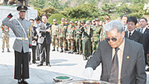 화해의 참배… 고엽제전우회, 베트남 월맹군 초청