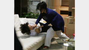 김희애, 맞고 또 맞고 ‘수난시대’ … 이번엔 ‘유도 응징’