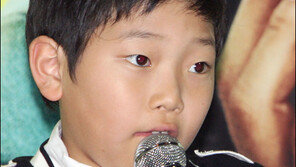 [포토] ‘마이크를 아이스크림으로 착각?’