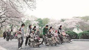 경희대 직원 봉사동아리, 장애인 170명과 꽃나들이