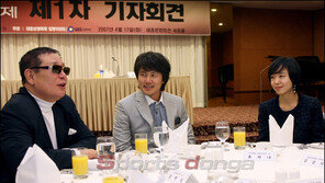 [포토]전도연-감우성 ‘이대근 선배님 말에 귀 쫑긋’