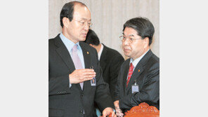 北에 약속한 쌀40만t 그냥 줄까 조건 달까