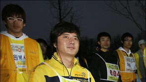 [포토]휠체어에 오른 정준호 ‘다부진 표정’