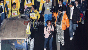 [포토]휠체어 탄 정준호 ‘나를 따르라’