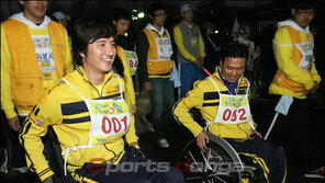 [포토]휠체어 탄 정준호 ‘생각보다 힘들어요’