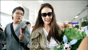 [포토]최지우 홍콩팬 선물에  ‘감동 미소’