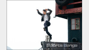 [포토]이정재 ‘한 마리 새처럼’  아찔 액션