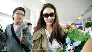 최지우 ‘월드스타’ 인기 실감… 대규모 도시락… 화환… 파파라치…