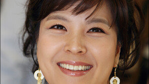 [포토]백승주 아나 ‘오늘의 포인트는 멋진 귀걸이’