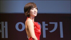 [포토]‘속살 살짝’  별   ‘성숙미 발산’