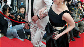 [포토]최정원 발 삐끗 ‘일우야, 에스코트 처음이니?’