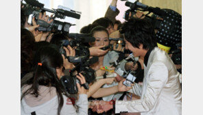 [포토] ‘완소남’ 정일우 ‘손이 열 개라도 부족해’