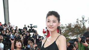 리포터가 스타들에게 거침없이 소리지르는 이유