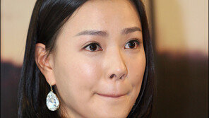 [포토]손태영 ‘입을 꼭 다물어도 눈물이…’