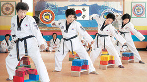 인천 할머니 태권도 시범단 “나이야 가라 얍! 청춘아 오라”