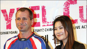 [포토]‘롱다리 가수’ 김현정, ‘세계최고의 바이크 스턴트맨과