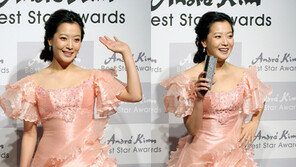 [포토] 김희선이 클러치백을 흔든 까닭은?