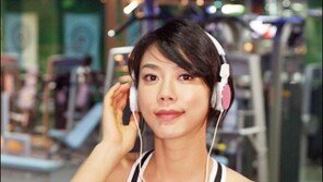 [포토]‘몸짱’  신인 김인서 ‘음악 들으며 운동중’