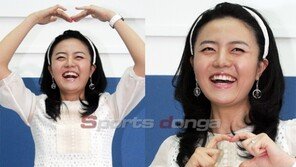 [포토]‘늦깍이 신부’  손미나의  ‘하트 애교’