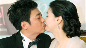 [포토]윤다훈의 키스에 황홀한 신부