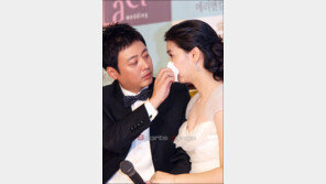 [포토]윤다훈 ‘예쁜 신부여 울지마오’