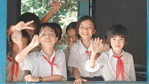 [충북]베트남 초등교에 책걸상을…