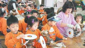 [충북]충북 영동 ‘난계국악거리’ 관광객 북적