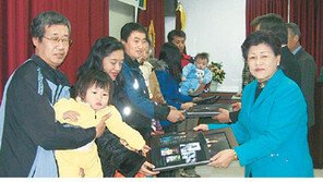 [강원]강원 평창군, 외국인며느리 20명 ‘앨범’ 고국 보내줘