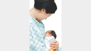 [헬스&뷰티]모유 수유… 사랑스러운 내 아기 너무 오래 내려다보면 목이 “SOS”