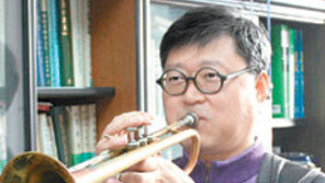 [강원]우리 대학 스타/제자들에 3분짜리 ‘들꽃주례’로 인기 정찬선 상지대 교수